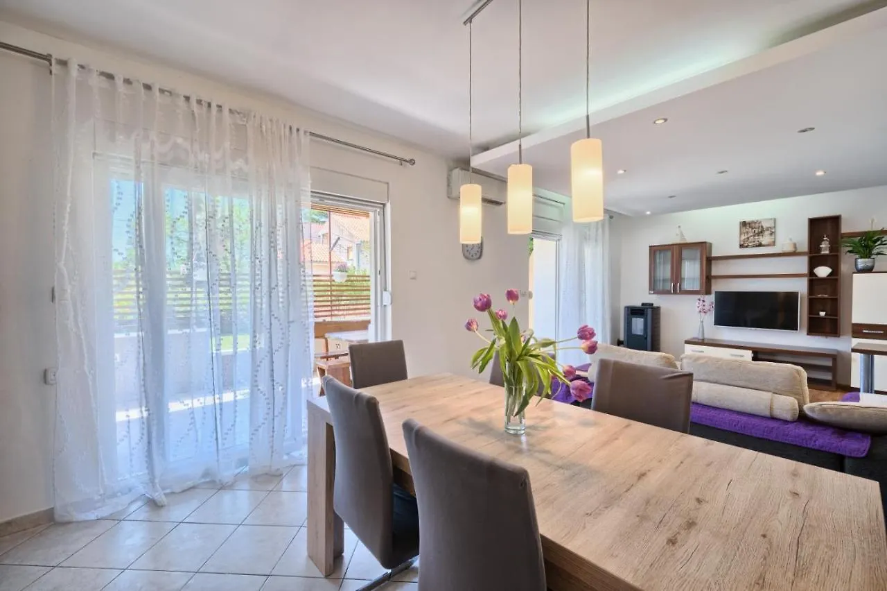 Apartment In Kastel Luksic With Terrace, Air Conditioning, W-Lan, Washing Machine 5107-3 Kastela 0*,  Croatia