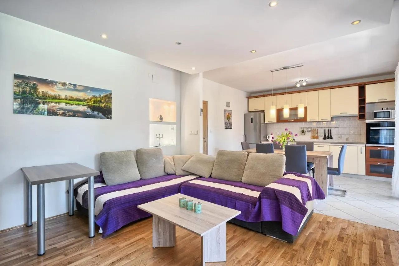 Apartment In Kastel Luksic With Terrace, Air Conditioning, W-Lan, Washing Machine 5107-3 Kastela