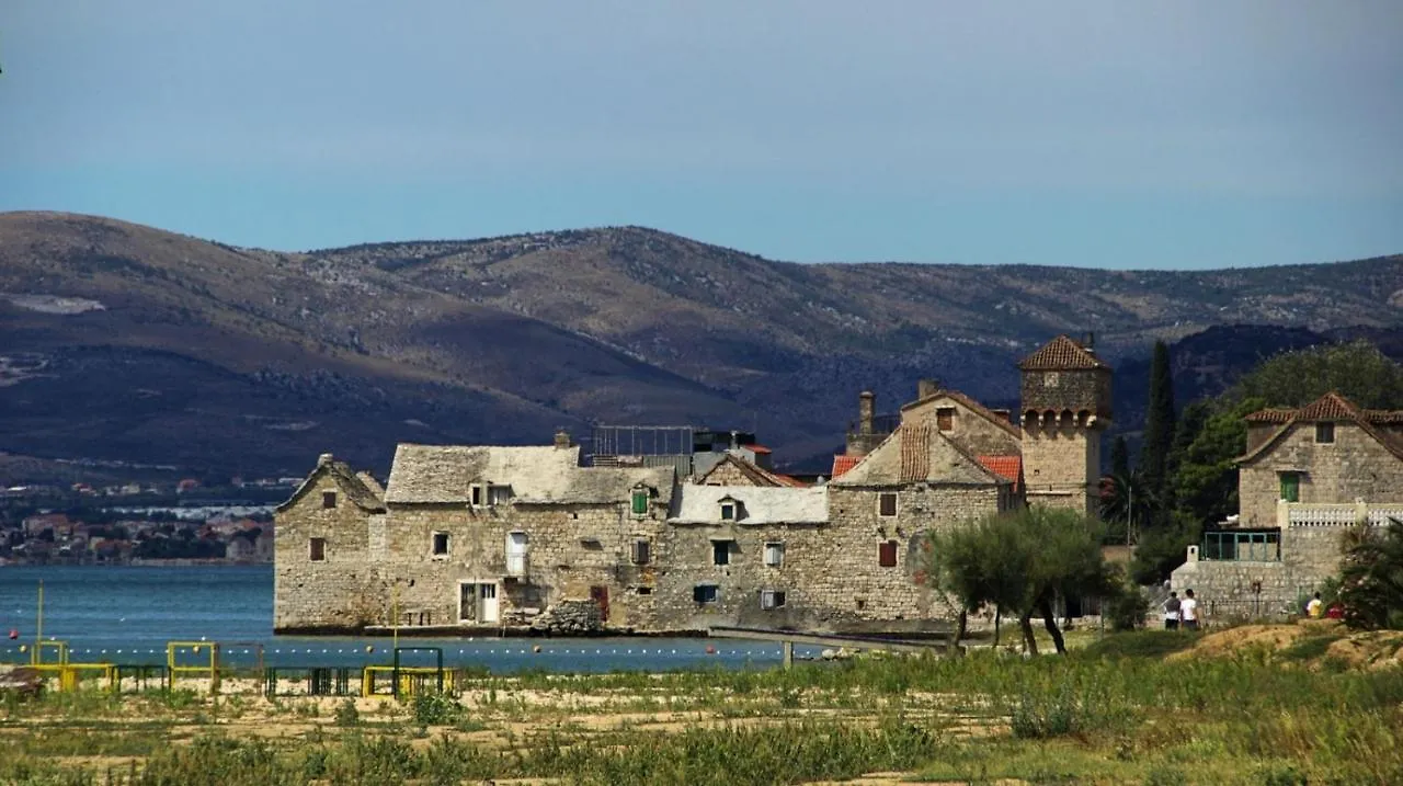 Apartment In Kastel Luksic With Terrace, Air Conditioning, W-Lan, Washing Machine 5107-3 Kastela