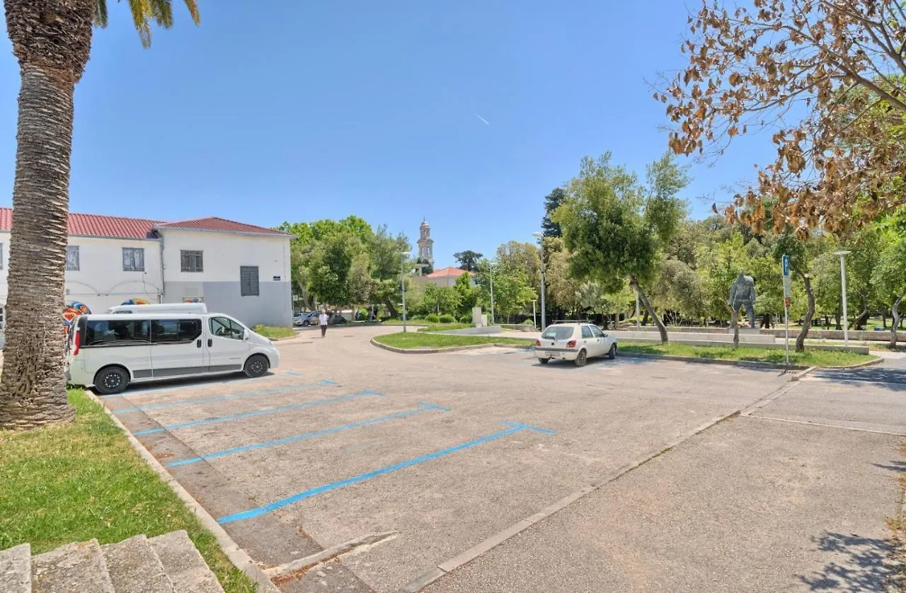 Apartment In Kastel Luksic With Terrace, Air Conditioning, W-Lan, Washing Machine 5107-3 Kastela