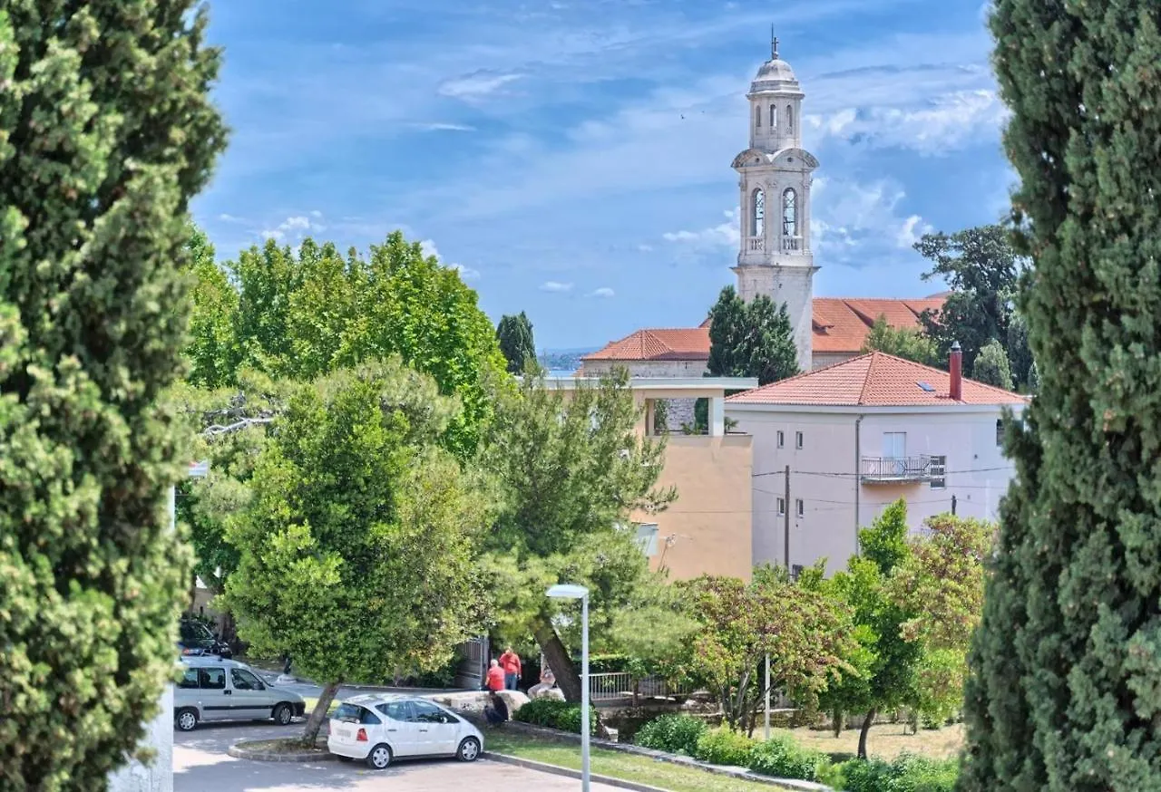 Apartment In Kastel Luksic With Terrace, Air Conditioning, W-Lan, Washing Machine 5107-3 Kastela